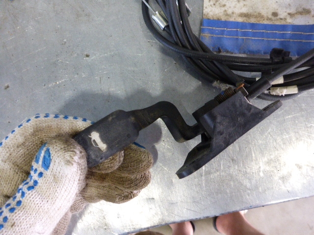 Трос открывания багажника