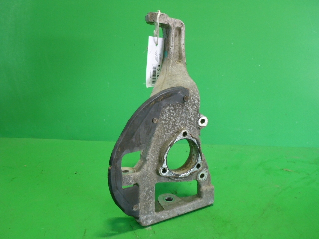 Кулак поворотный передний левый