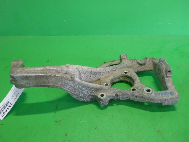 Кулак поворотный передний левый