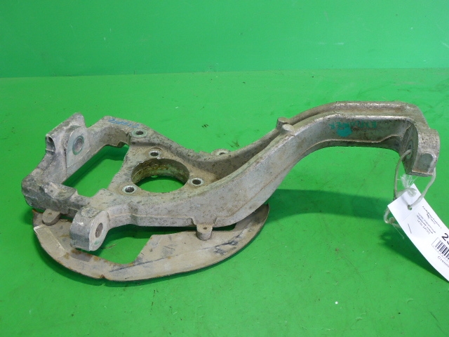 Кулак поворотный передний левый