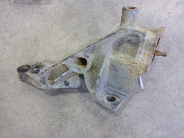 Кронштейн усилителя переднего бампера правый