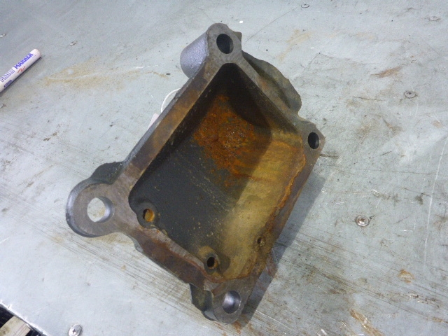 Кронштейн двигателя левый