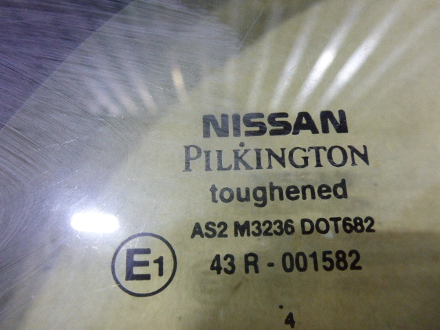 Стекло двери задней левой