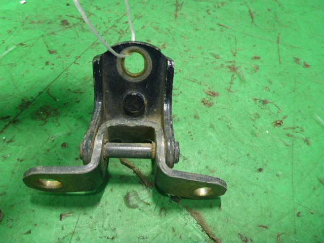 Петля двери задней левой верхняя