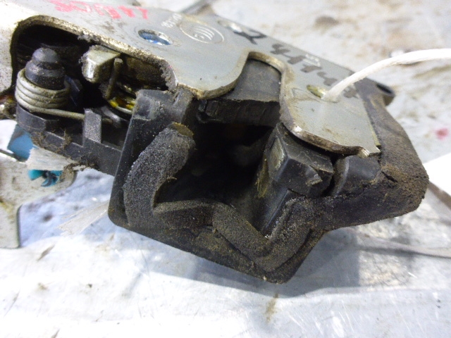 Замок двери задней левой