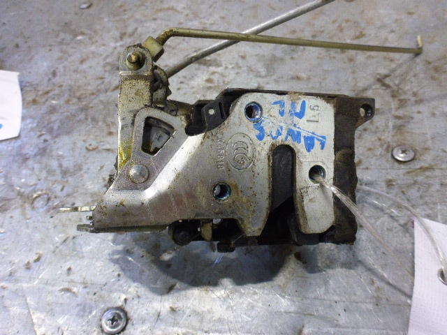 Замок двери передней левой