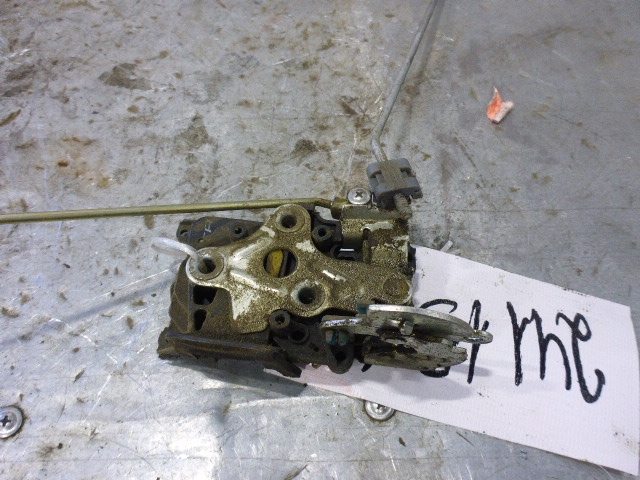 Замок двери передней левой