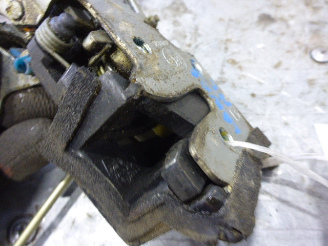 Замок двери передней левой