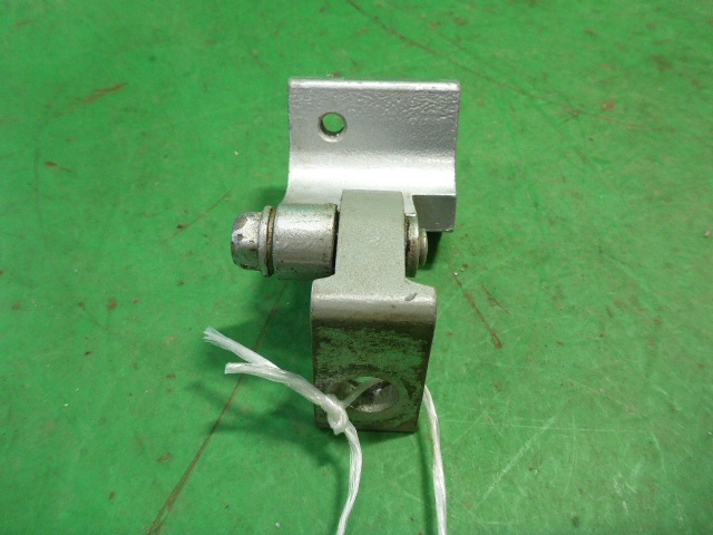 Петля двери задней левой верхняя