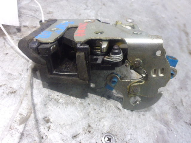 Замок двери передней правой