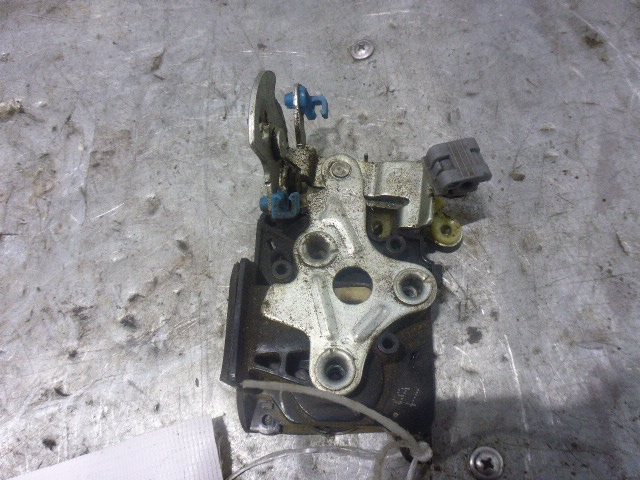 Замок двери передней правой