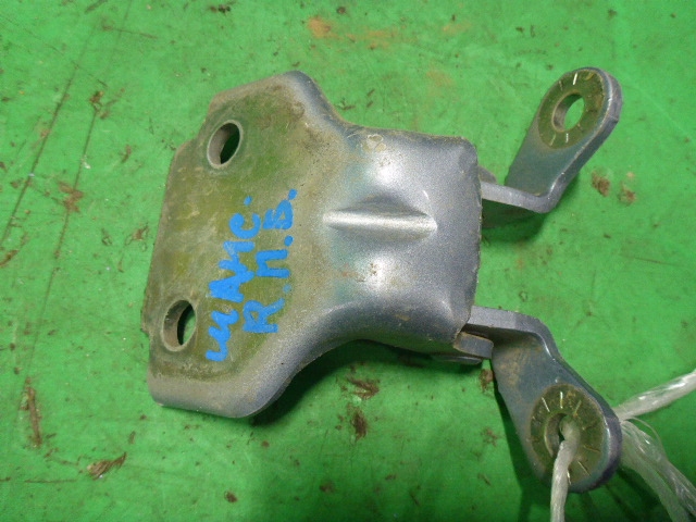 Петля двери передней правой верхняя