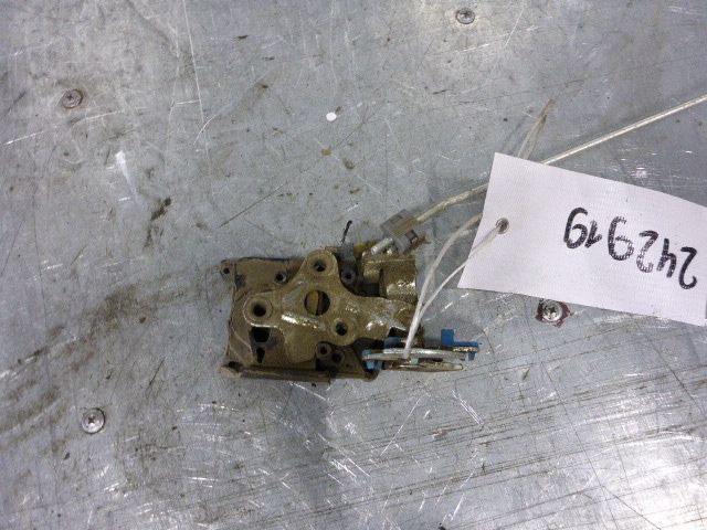 Замок двери передней левой