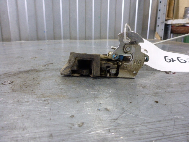 Замок двери передней левой