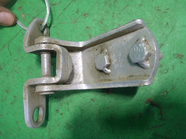 Петля двери задней левой нижняя