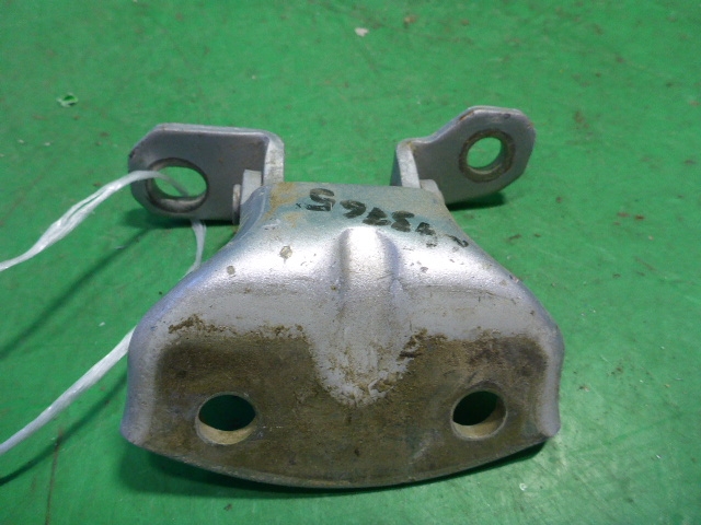 Петля двери задней левой верхняя