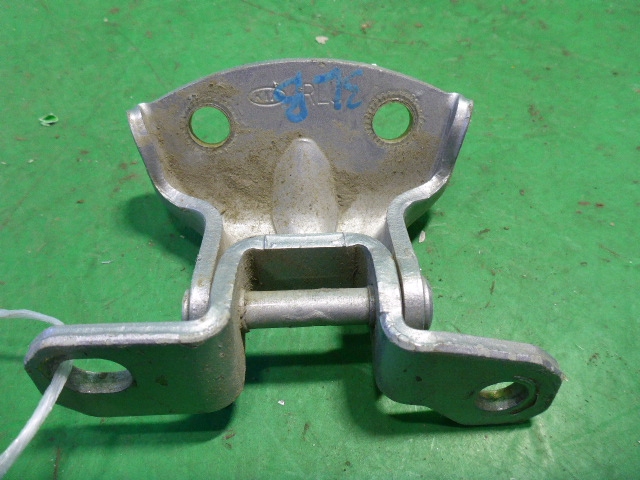 Петля двери задней левой верхняя