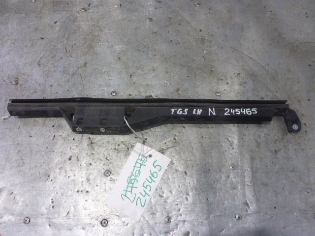 Направляющая стекла двери