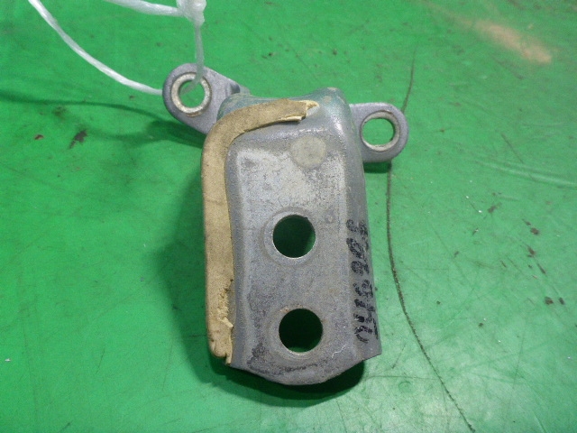 Петля двери передней правой верхняя