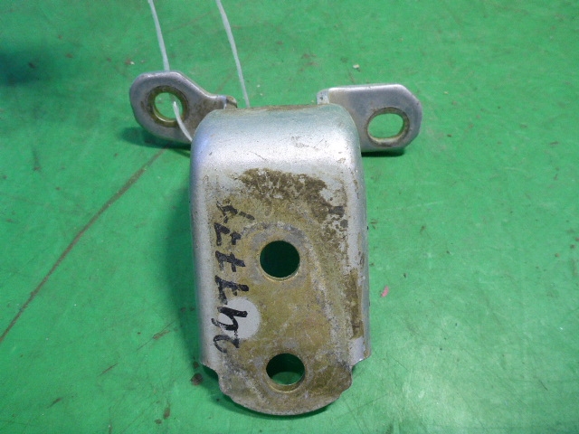 Петля двери задней левой нижняя