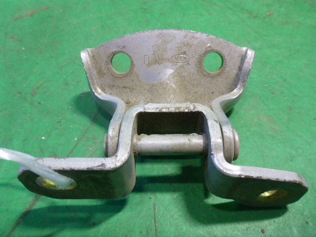 Петля двери задней левой верхняя