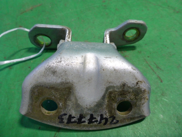 Петля двери задней левой верхняя