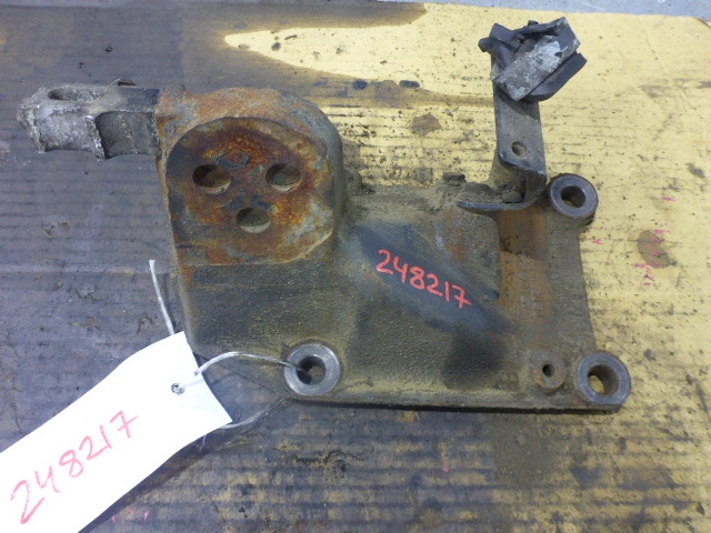 Кронштейн двигателя левый