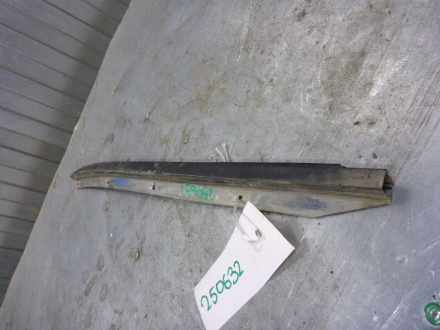 Молдинг лобового стекла