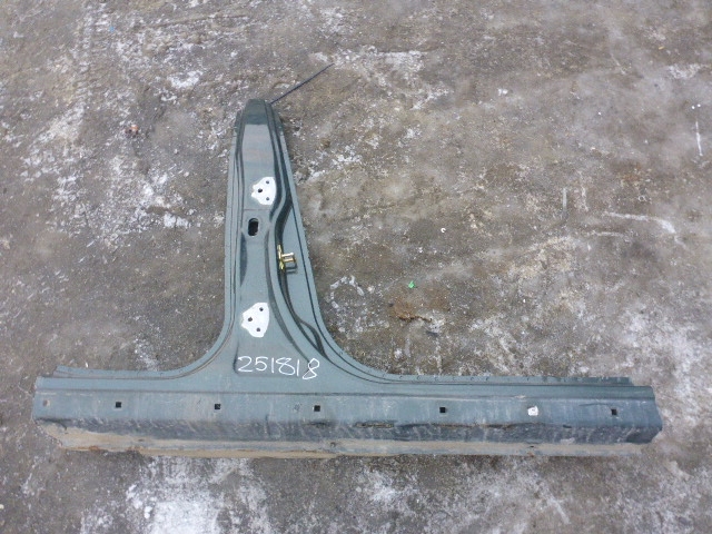 Порог со стойкой правый