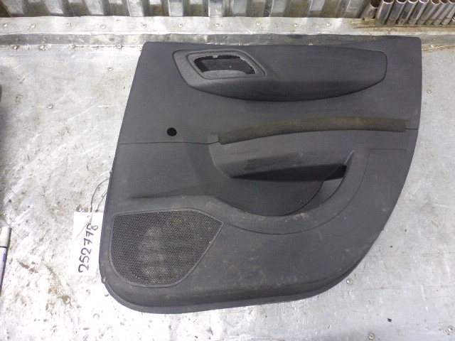 Обшивка двери задней правой