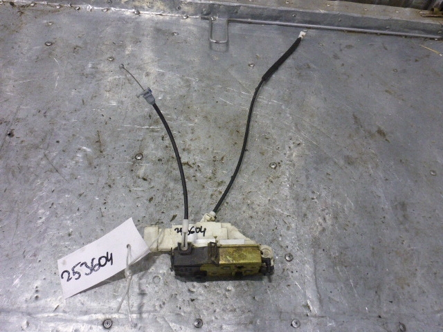 Замок двери задней левой