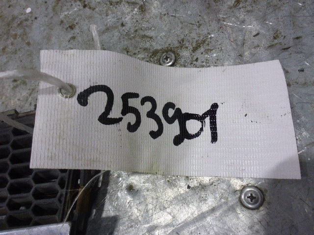 Решетка радиатора левая