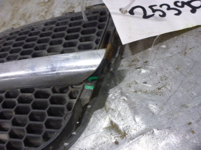 Решетка радиатора левая