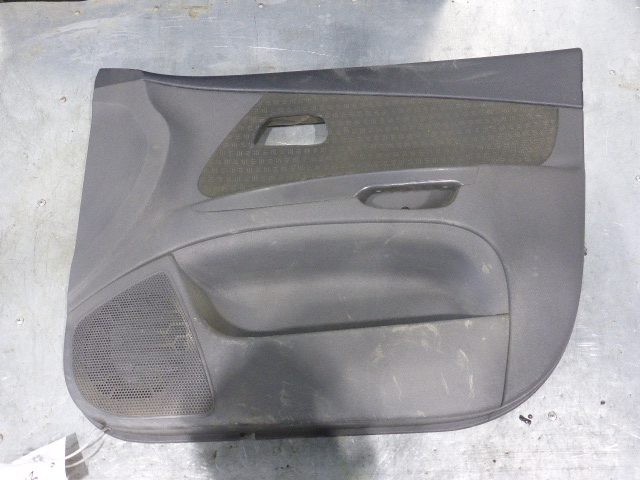 Обшивка двери передней правой