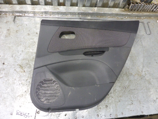 Обшивка двери задней правой