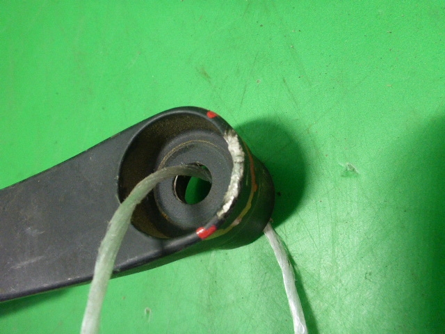 Поводок стеклоочистителя передний левый