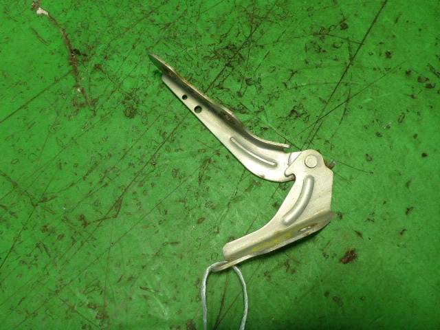 Петля капота правая