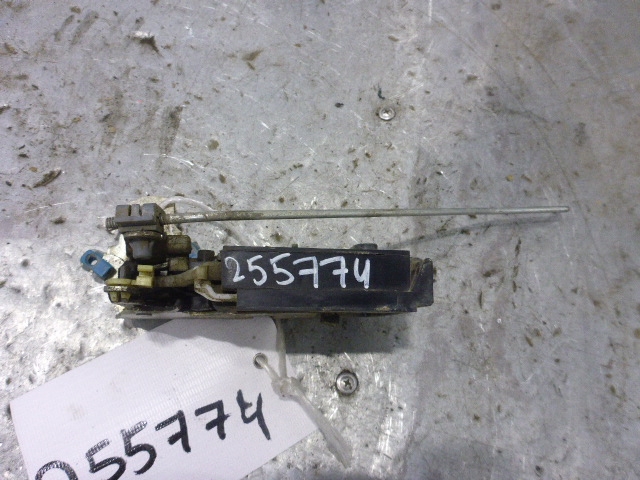 Замок двери передней левой