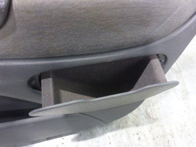 Обшивка двери передней правой