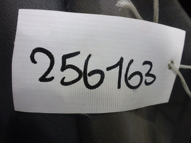 Обшивка двери передней правой