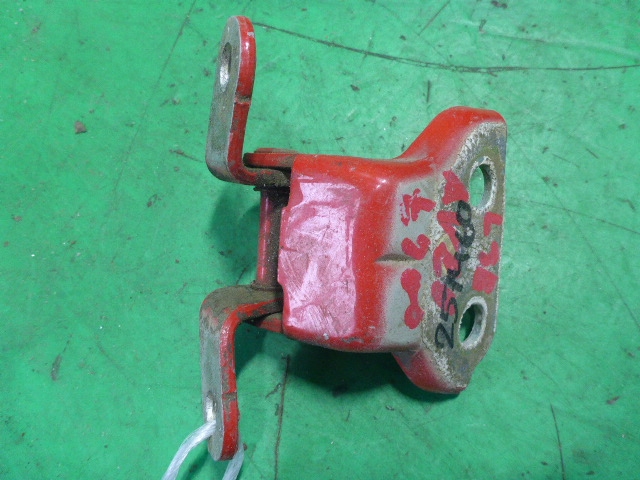 Петля двери задней левой верхняя