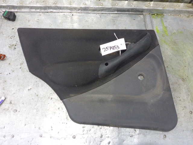 Обшивка двери задней левой