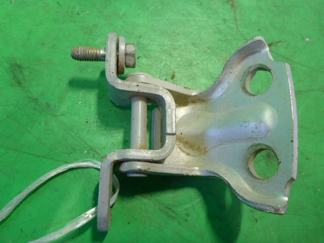 Петля двери задней левой верхняя