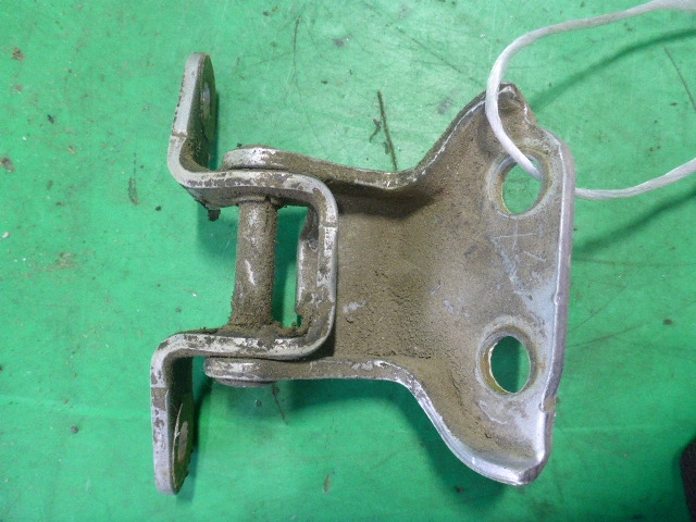 Петля двери задней левой верхняя