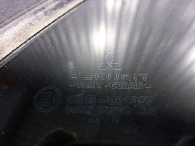 Стекло двери задней правой (форточка)