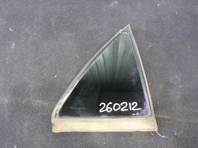 Стекло двери задней правой (форточка)