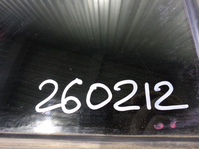 Стекло двери задней правой (форточка)