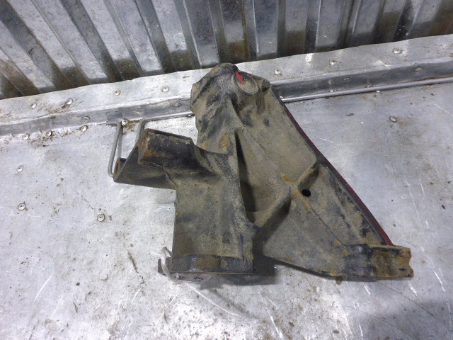 Кронштейн переднего бампера левый