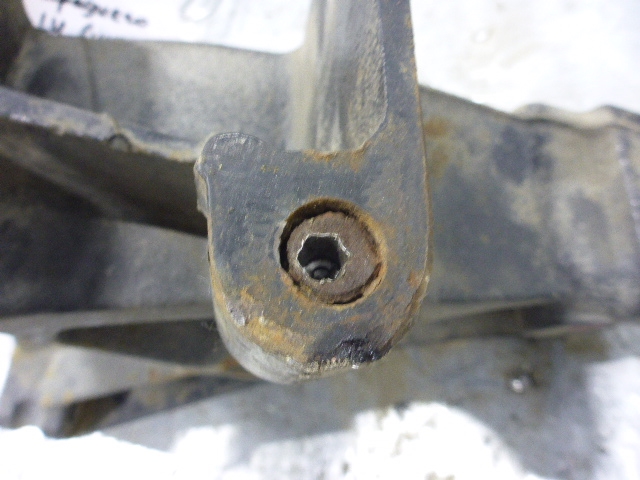 Кронштейн переднего бампера левый