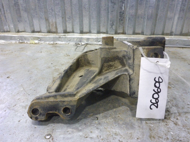 Кронштейн переднего бампера левый